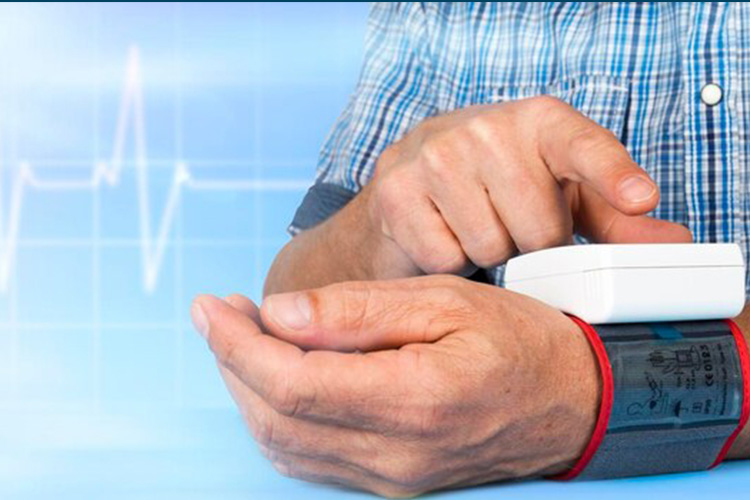 بسیاری از ساعت‌های هوشمند مانند سامسونگ و اپل دارای سنسور اندازه‌گیری ضربان قلب هستند. 